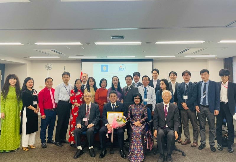 Thứ trưởng Đặng Hoàng Oanh trao Kỷ niệm chương cho ông Shimizu Akira, nguyên Trưởng Đại diện JICA tại Việt Nam